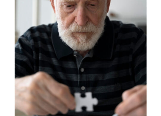elderly-man-confronting-alzheimer-