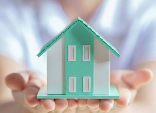 un'immagine che descrive il prendersi cura delle persone fragili presso la propria casa